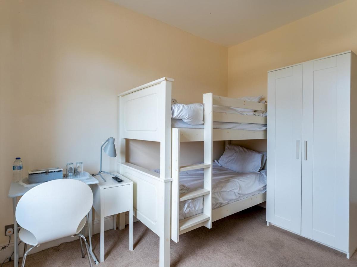 Pass The Keys Lovely Adjoining Family In House And Parking Apartment *