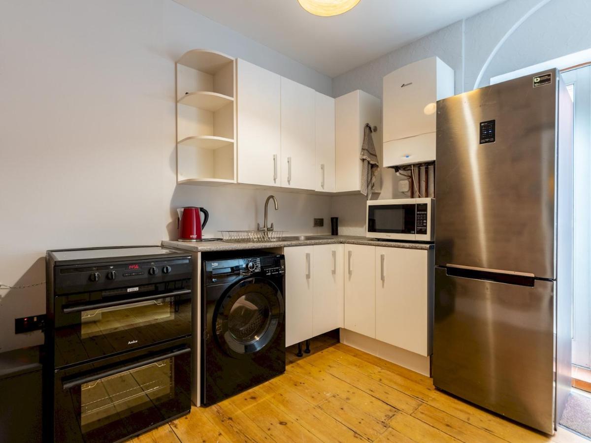 Pass The Keys Lovely Adjoining Family In House And Parking Apartment