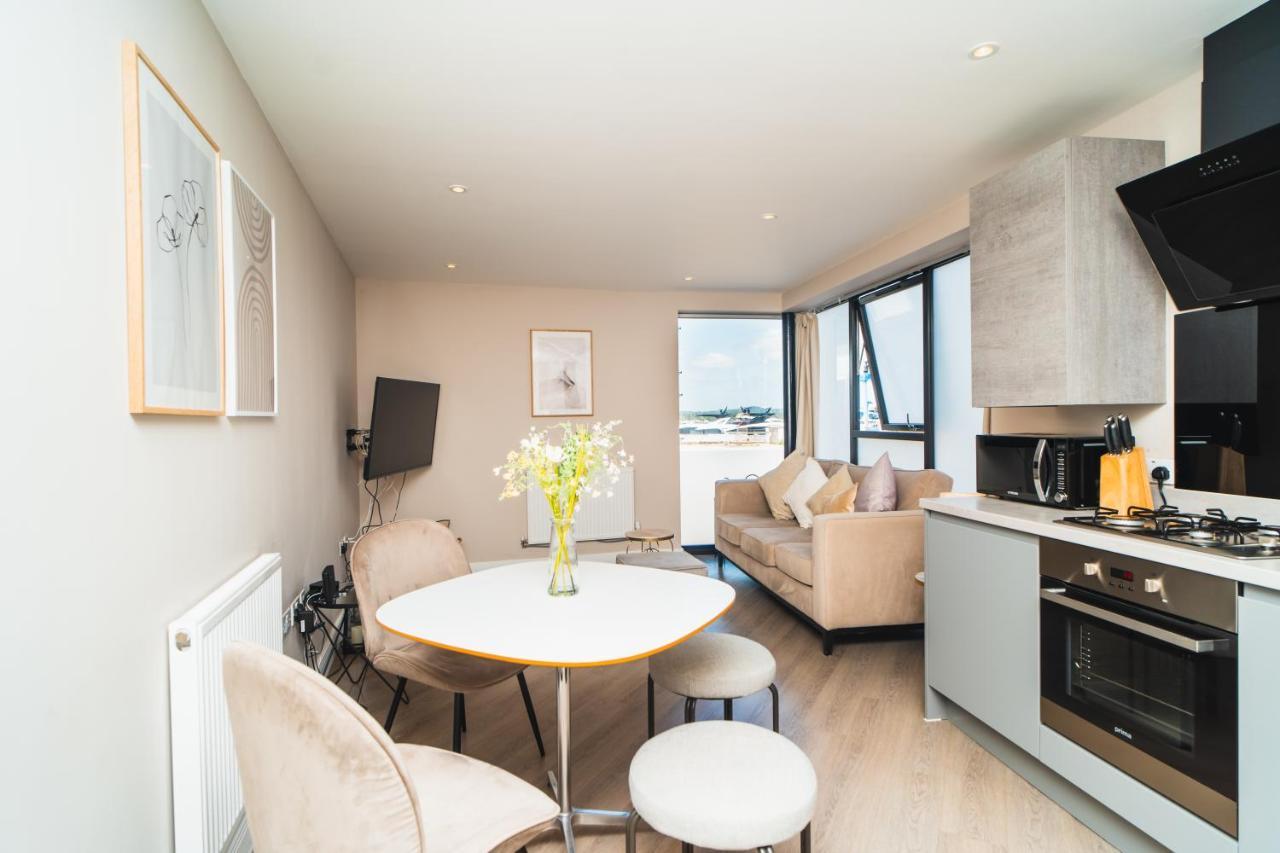 Beautiful Two Bedroom Harbour Side Apartment