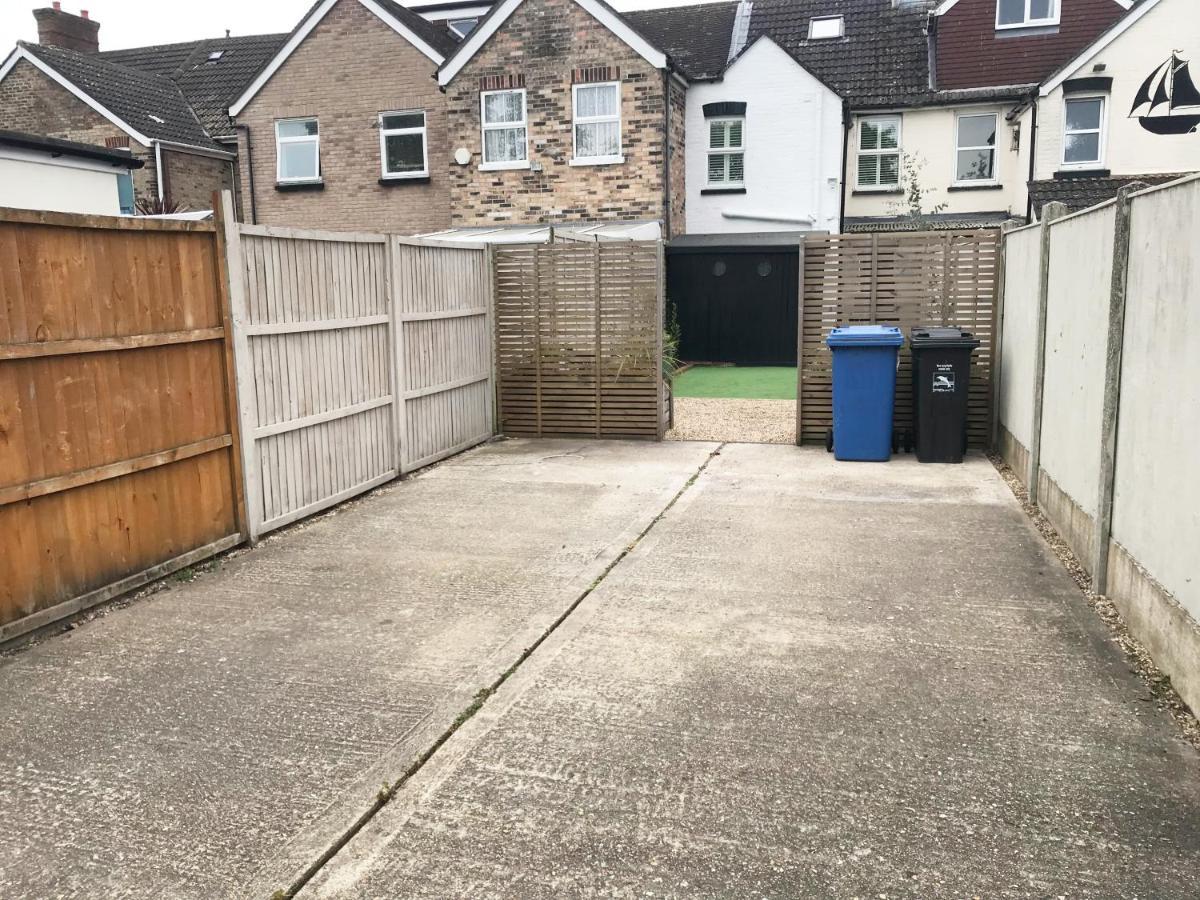 Emerson House. Close To Harbour & Town Centre *