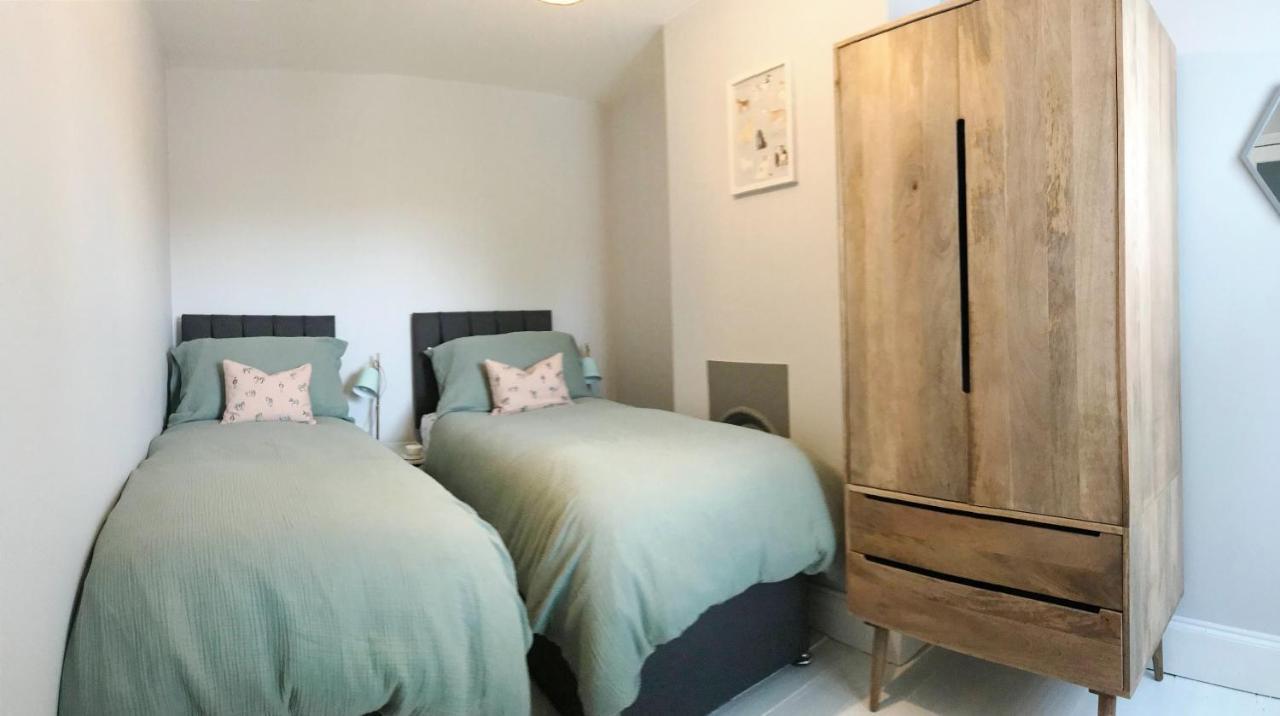 Emerson House. Close To Harbour & Town Centre *