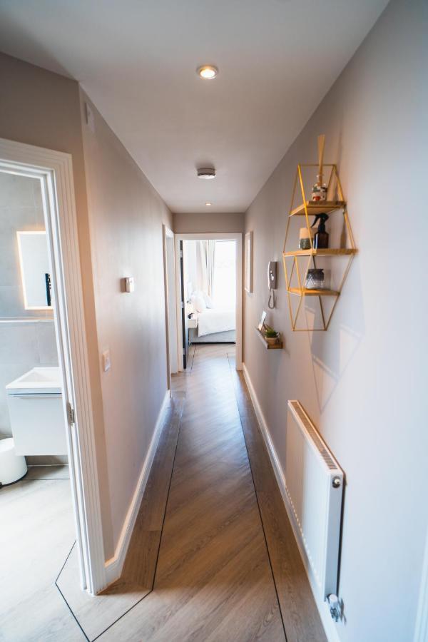 Beautiful Two Bedroom Harbour Side Apartment *