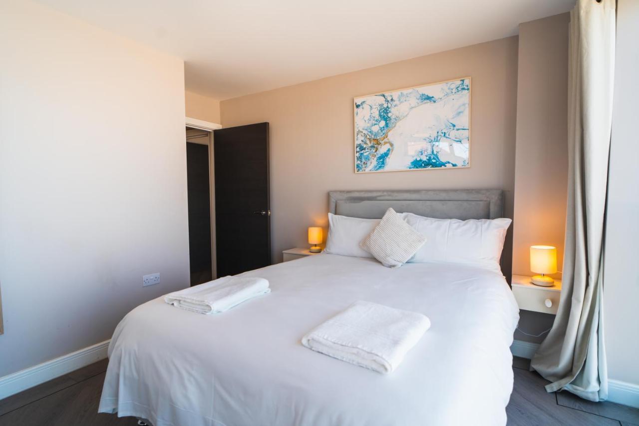 Beautiful Two Bedroom Harbour Side Apartment Poole