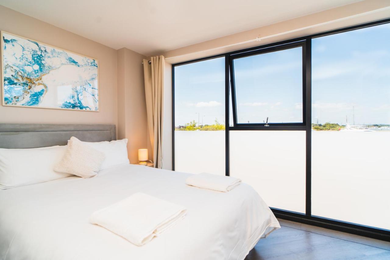 Beautiful Two Bedroom Harbour Side *