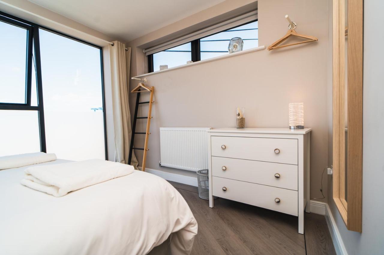 Beautiful Two Bedroom Harbour Side *