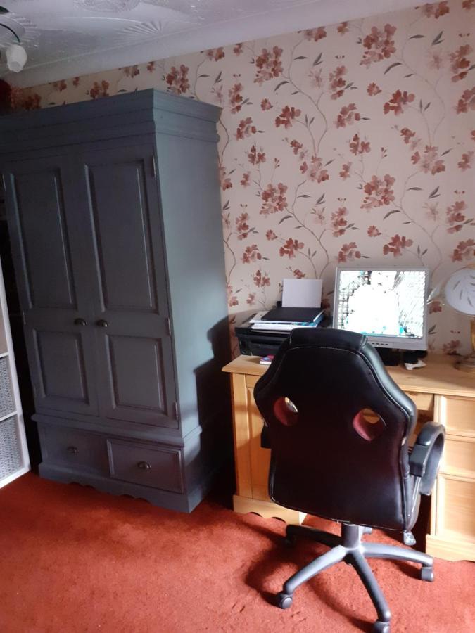 Casa de hóspedes Newly Decorated & Furniture, 2 Single Beds, Large Room, Sofa, Netflix, Garden View, Patio & Seating Poole