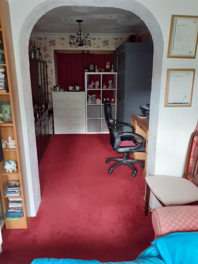Newly Decorated & Furniture, 2 Single Beds, Large Room, Sofa, Netflix, Garden View, Patio & Seating Poole