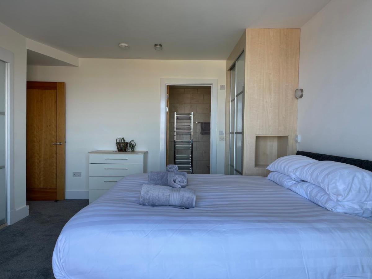 Quay & Sea View Spacious Modern Secure Parking *