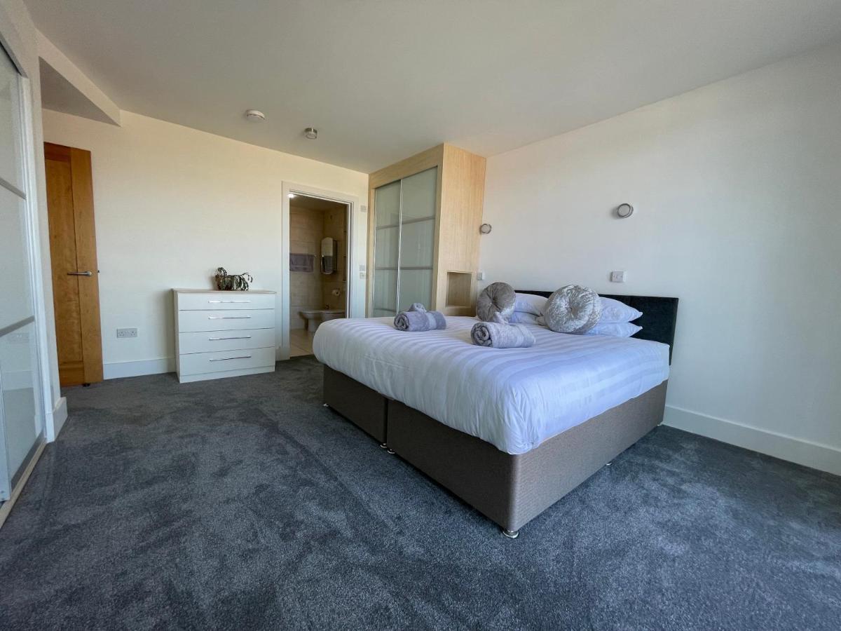 Quay & Sea View Spacious Modern Secure Parking Apartment Poole