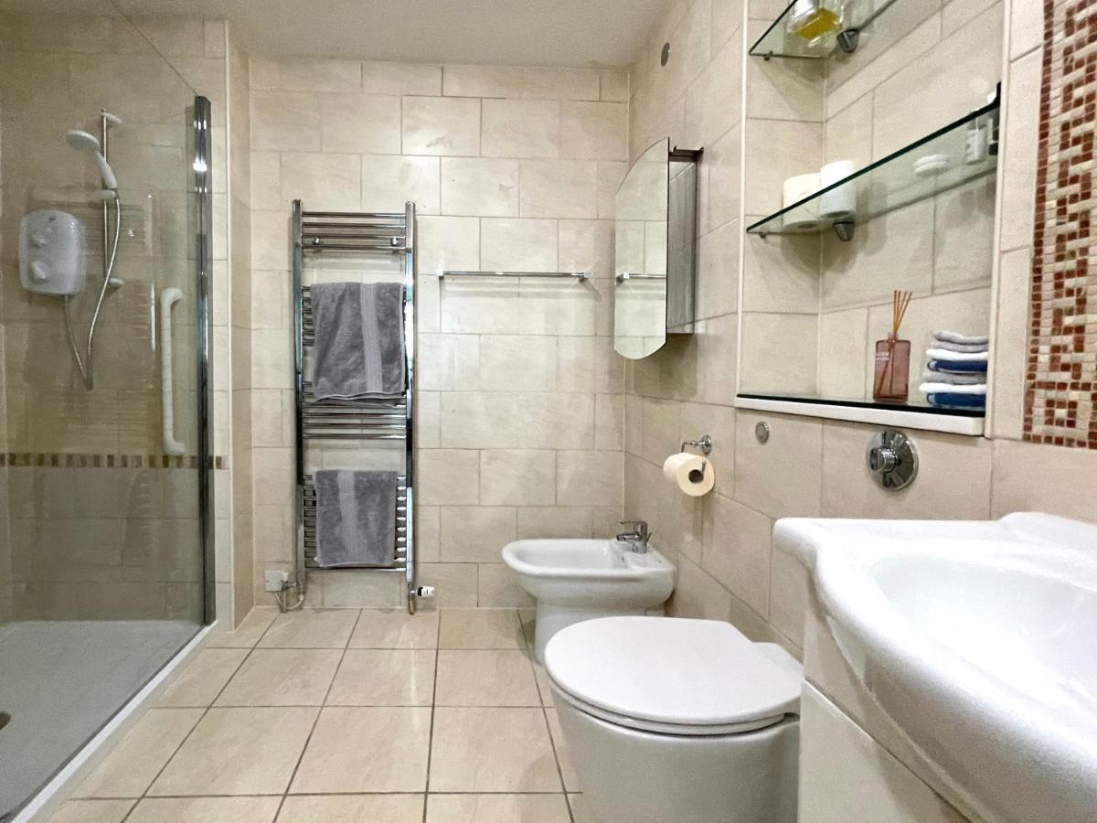 Quay & Sea View Spacious Modern Secure Parking Apartment Poole