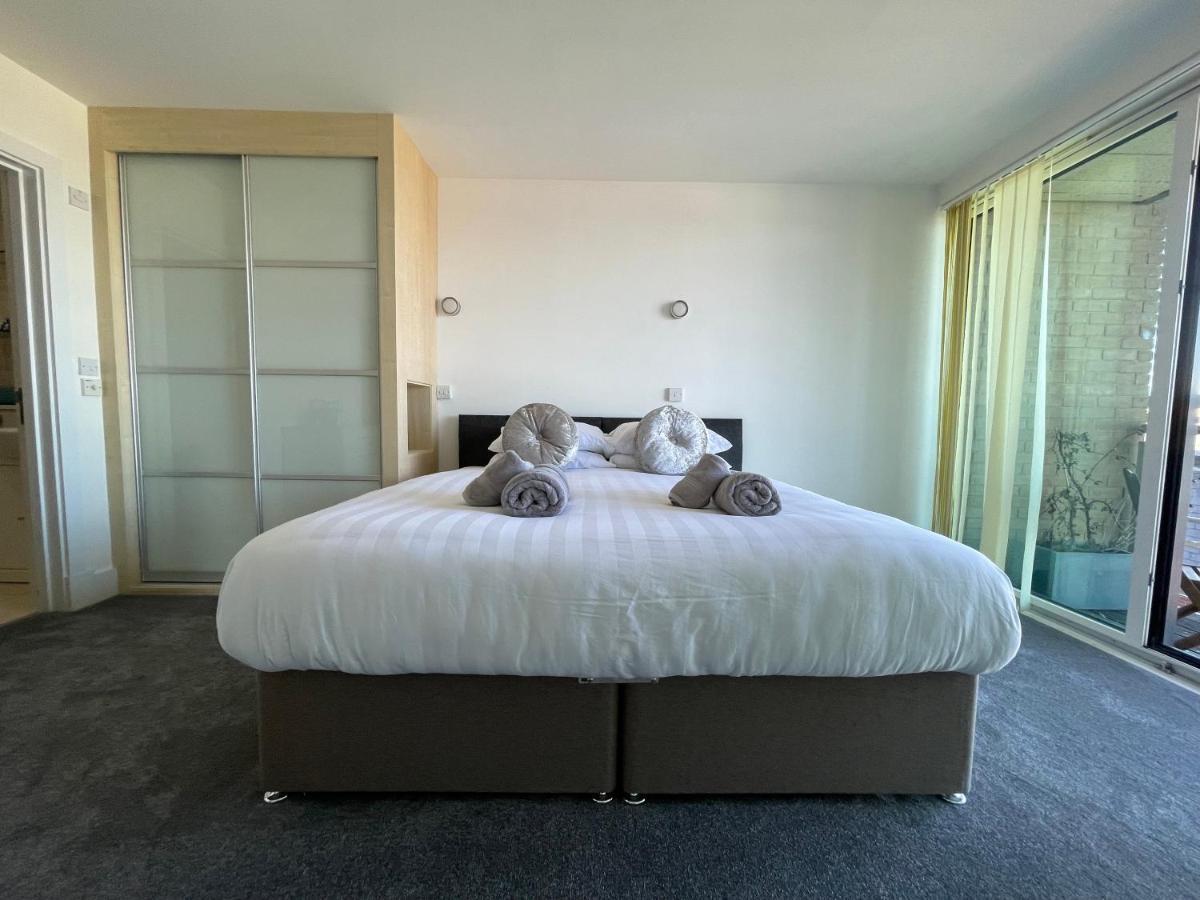 Quay & Sea View Spacious Modern Secure Parking Apartment Poole