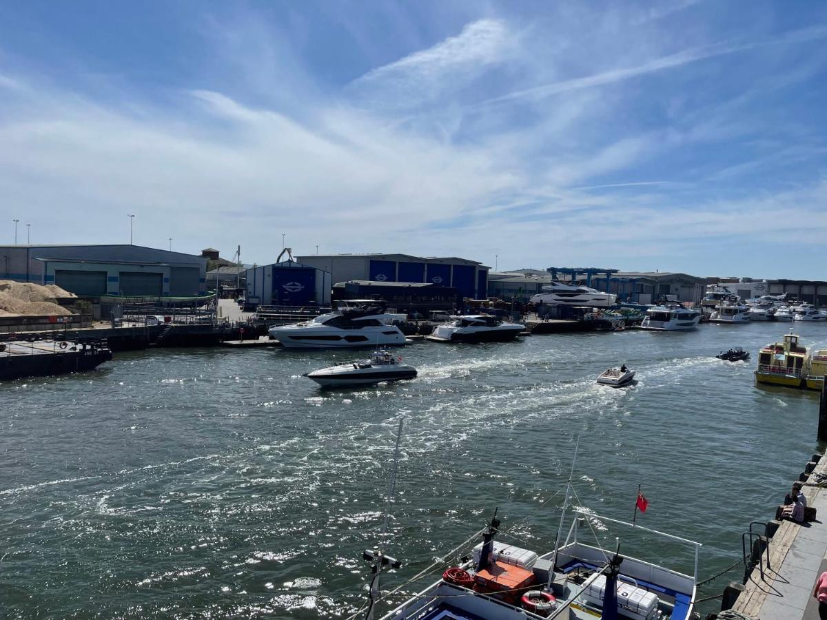 Quay & Sea View Spacious Modern Secure Parking Apartment Poole