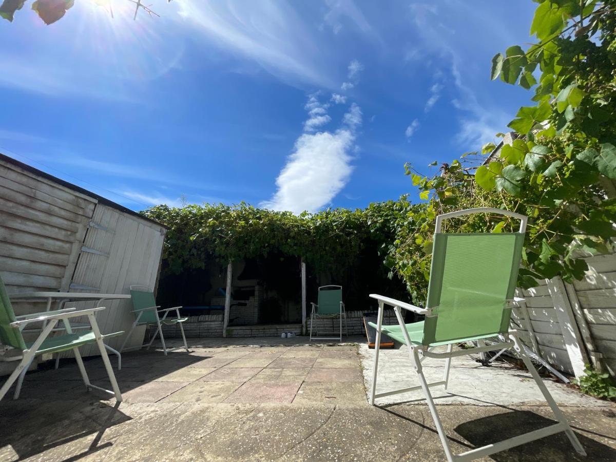 South Coast Guest With Free Parking *