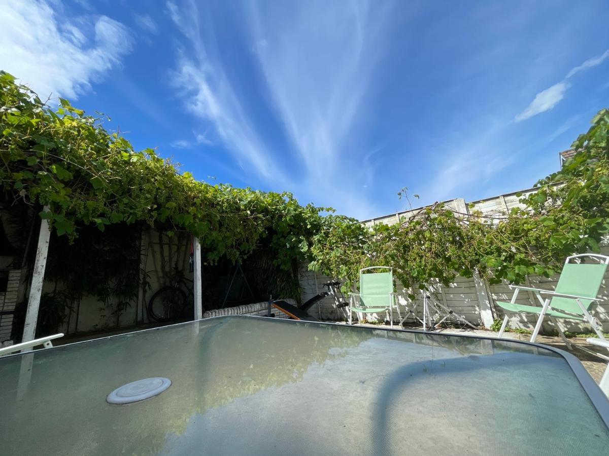 South Coast Guest With Free Parking Homestay *