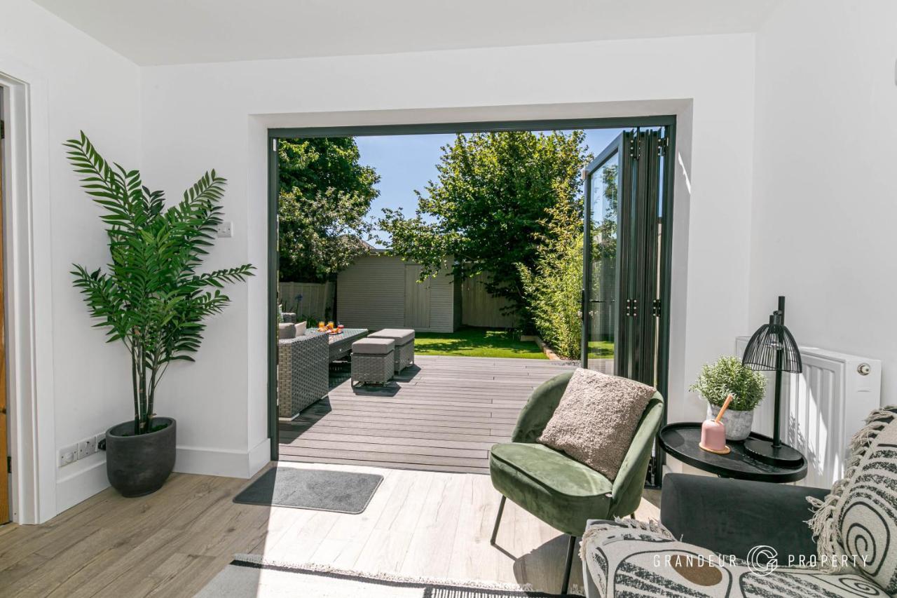 Stylish 4 Bed House In With Garden & Parking Casa de férias