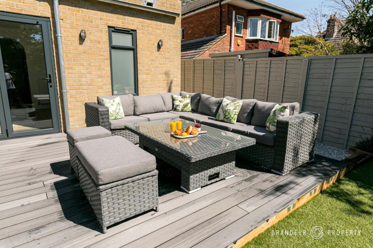 Stylish 4 Bed House In With Garden & Parking Poole
