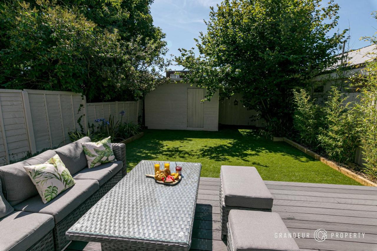 Stylish 4 Bed House In With Garden & Parking Casa de férias