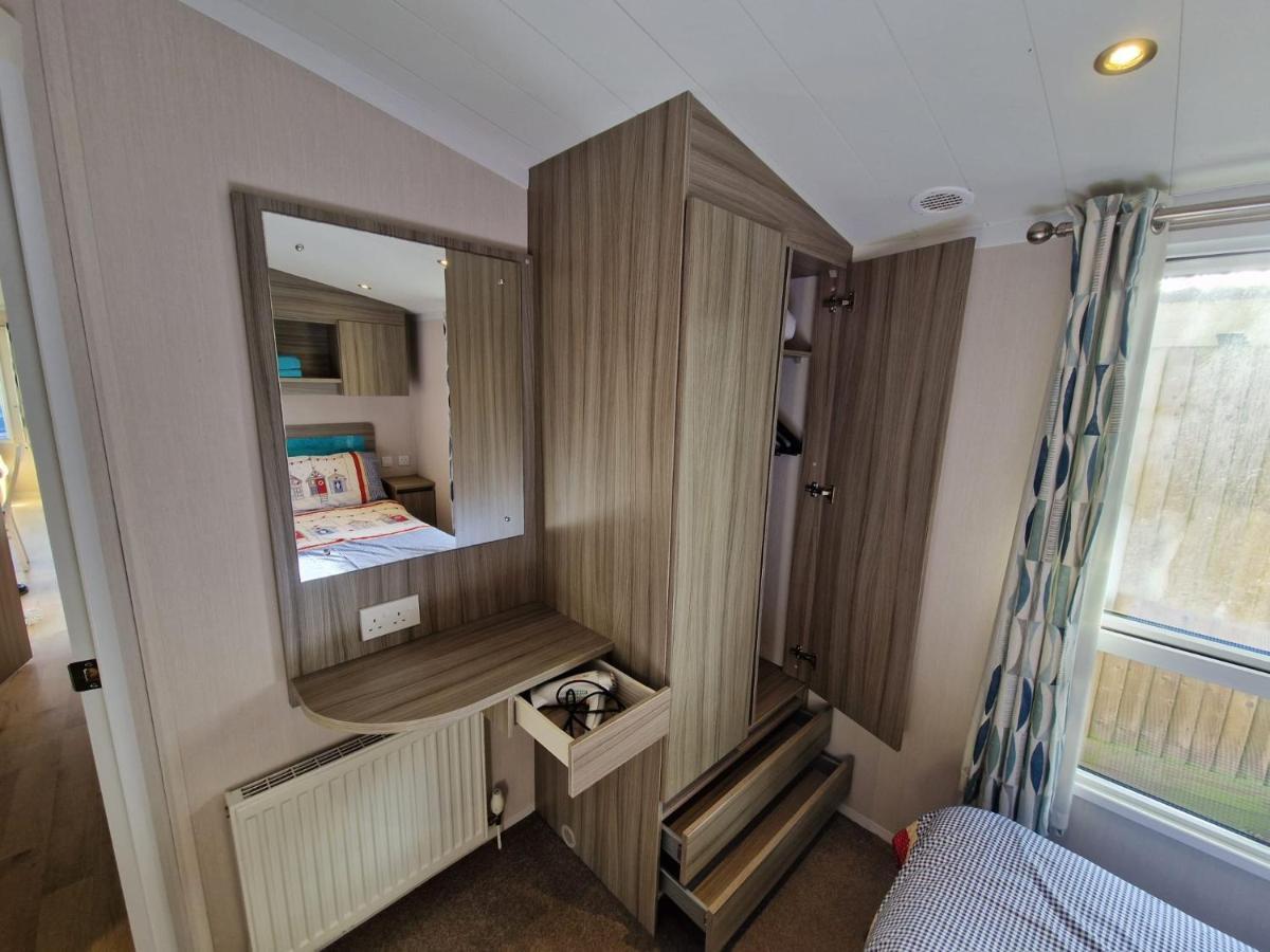 Seaside 8-person Caravan At Rockley Park