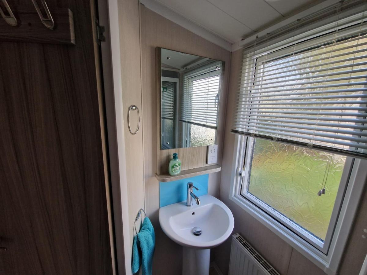 Chalet Seaside 8-person Caravan At Rockley Park *
