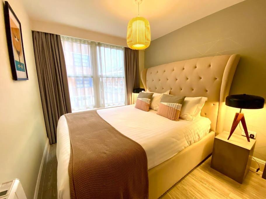 Quayside Haven: Stylish 2-bedroom Near Quay * Poole