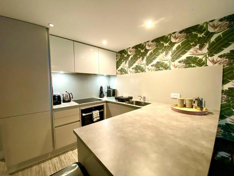 Quayside Haven: Stylish 2-bedroom Near Quay Apartment