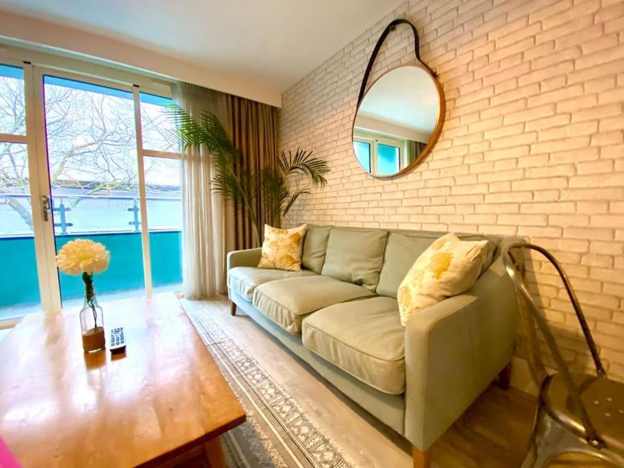 Quayside Haven: Stylish 2-bedroom Near Quay * Poole
