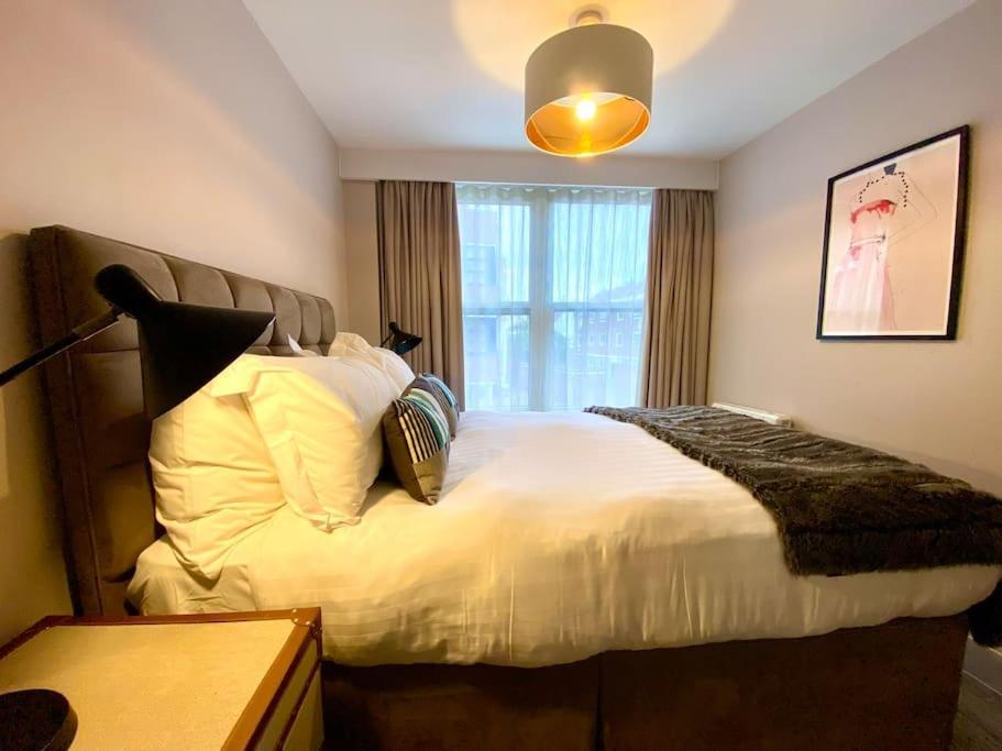 Quayside Haven: Stylish 2-bedroom Near Quay