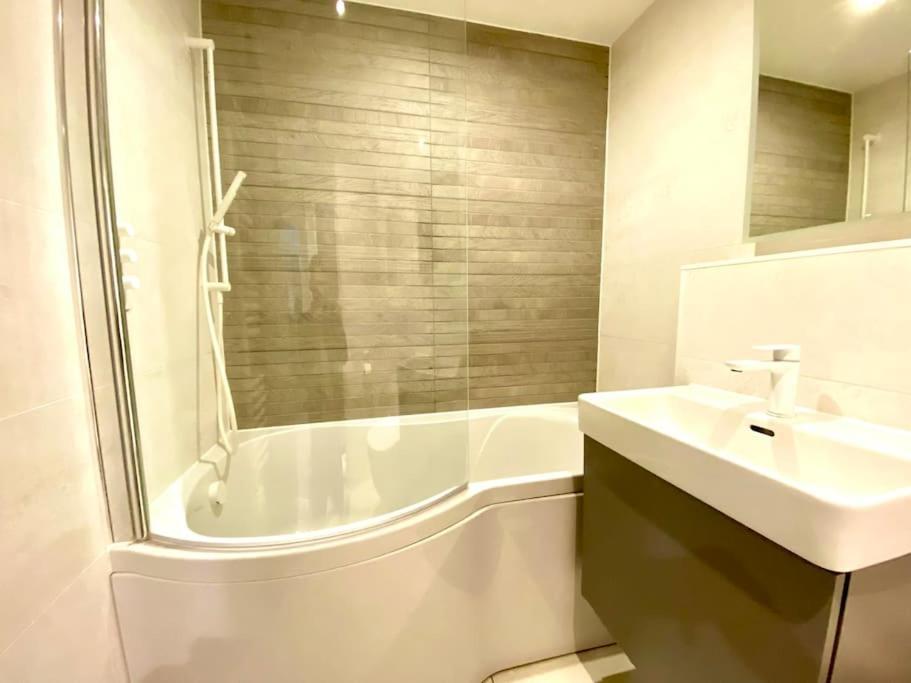 Apartment Quayside Haven: Stylish 2-bedroom Near Quay