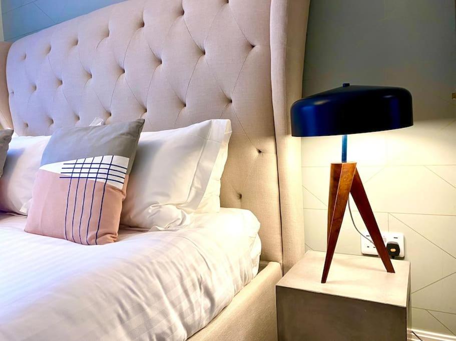 Quayside Haven: Stylish 2-bedroom Near Quay