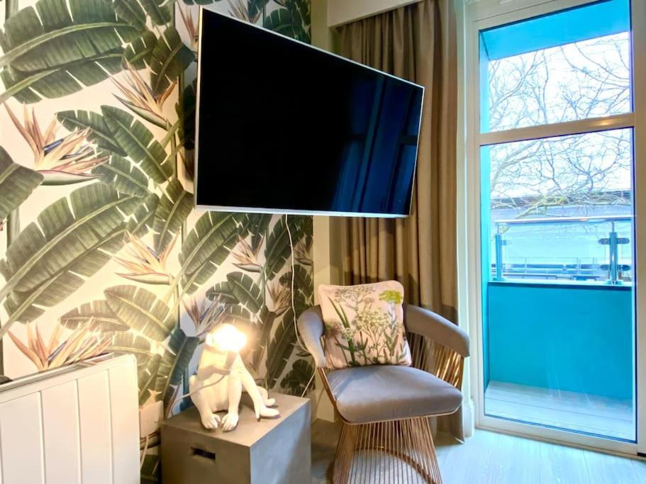 Apartment Quayside Haven: Stylish 2-bedroom Near Quay