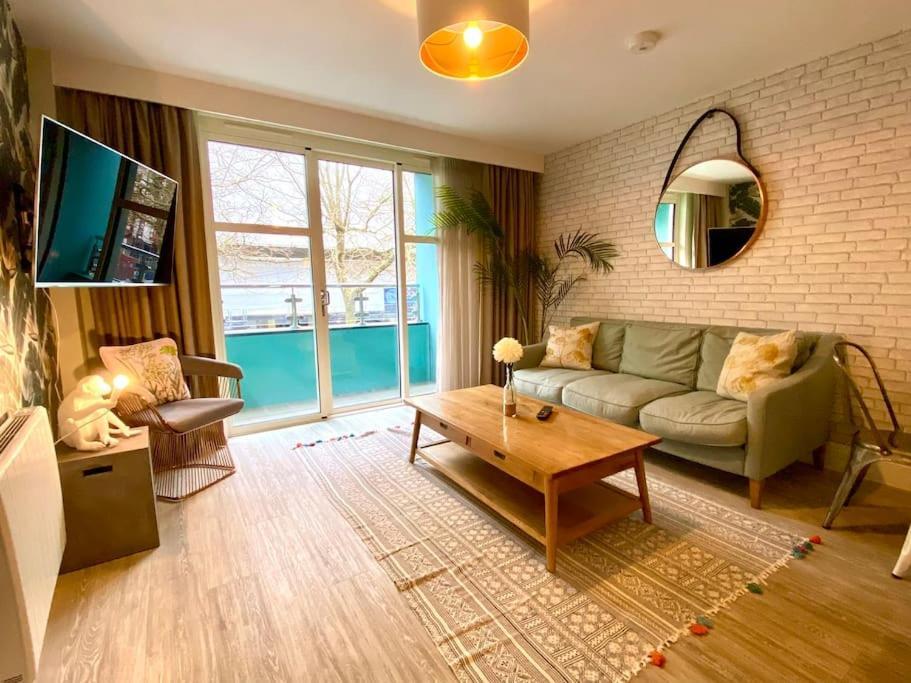 Quayside Haven: Stylish 2-bedroom Near Quay Poole
