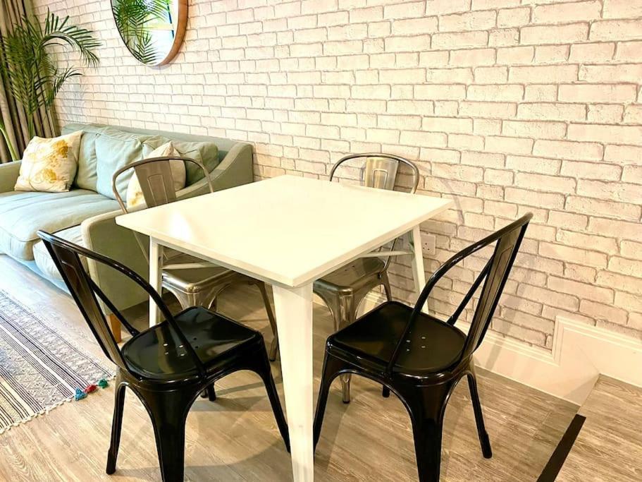 Apartment Quayside Haven: Stylish 2-bedroom Near Quay *