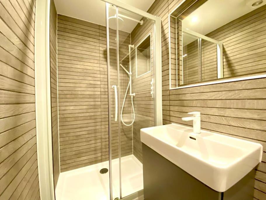 Quayside Haven: Stylish 2-bedroom Near Quay * Poole