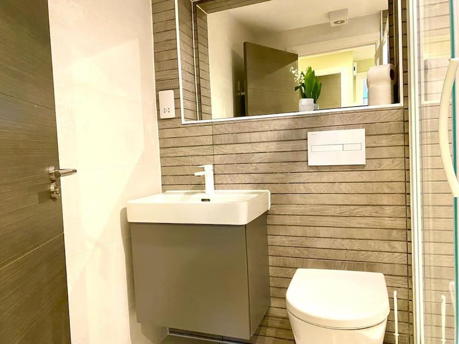 Quay Getaway: Elegant With Free Parking & Smart Tv