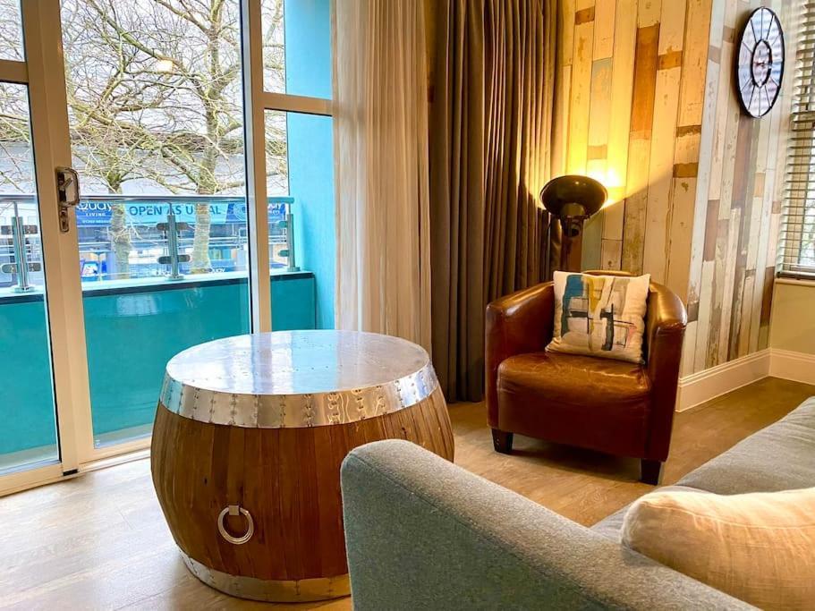 Apartment Quay Getaway: Elegant With Free Parking & Smart Tv Poole