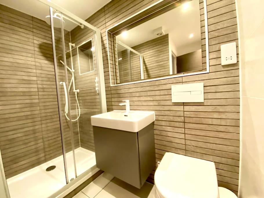 Quayside Haven: Stylish 2-bedroom Near Quay