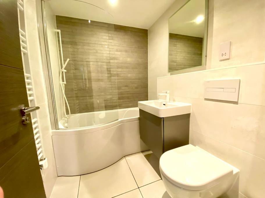 Quayside Haven: Stylish 2-bedroom Near Quay *