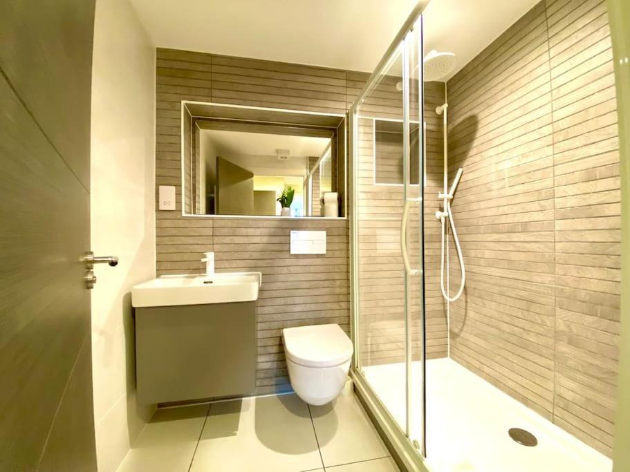 Quay Getaway: Elegant With Free Parking & Smart Tv *