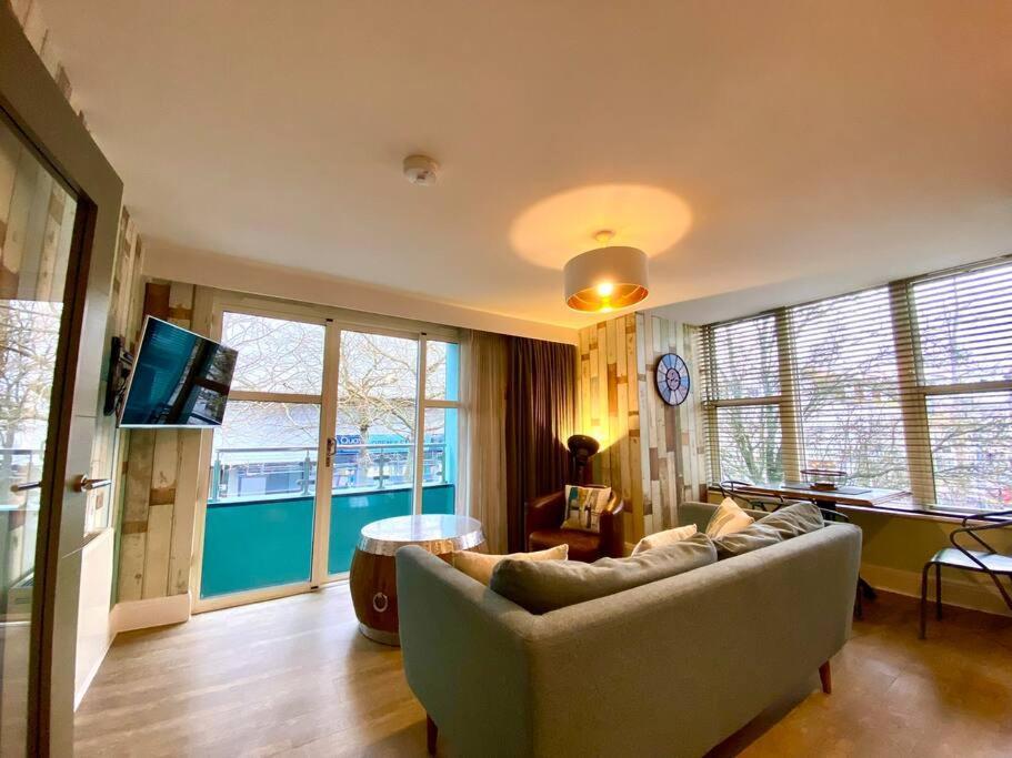 Quay Getaway: Elegant With Free Parking & Smart Tv *