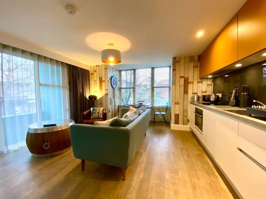 Quay Getaway: Elegant With Free Parking & Smart Tv Apartment