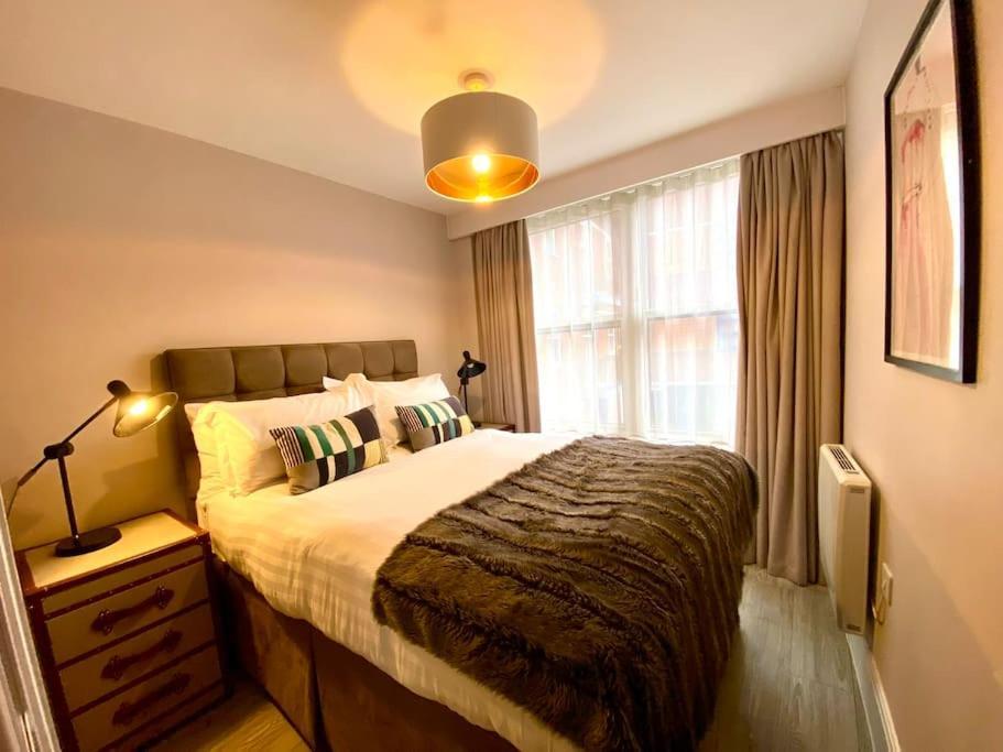 Quayside Haven: Stylish 2-bedroom Near Quay