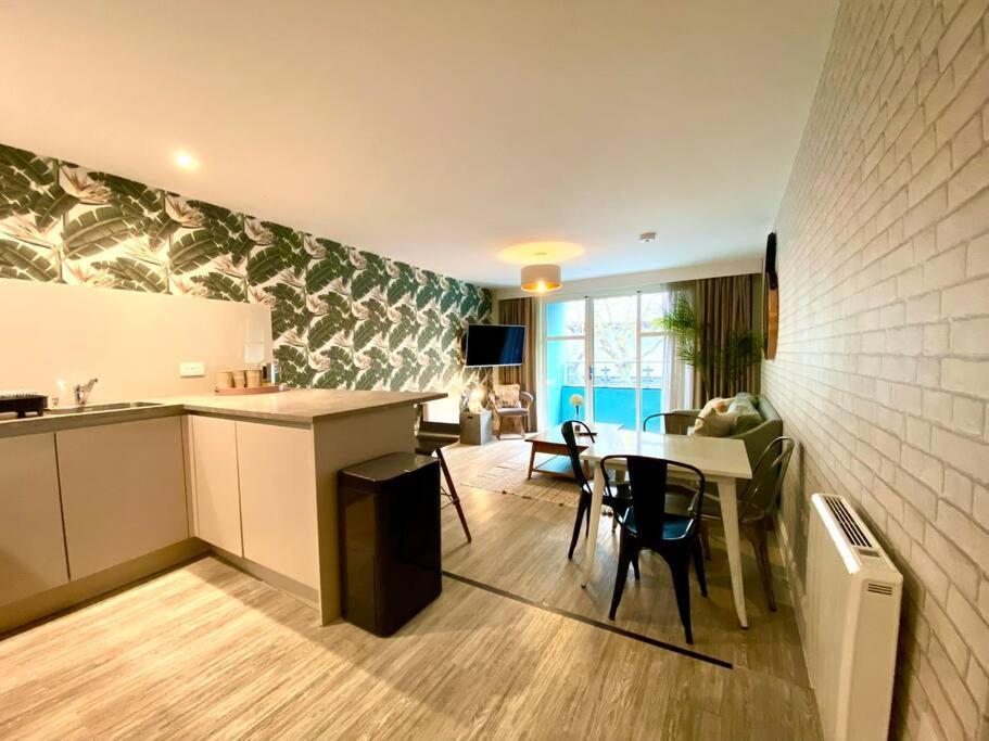 Quayside Haven: Stylish 2-bedroom Near Quay Apartment Poole