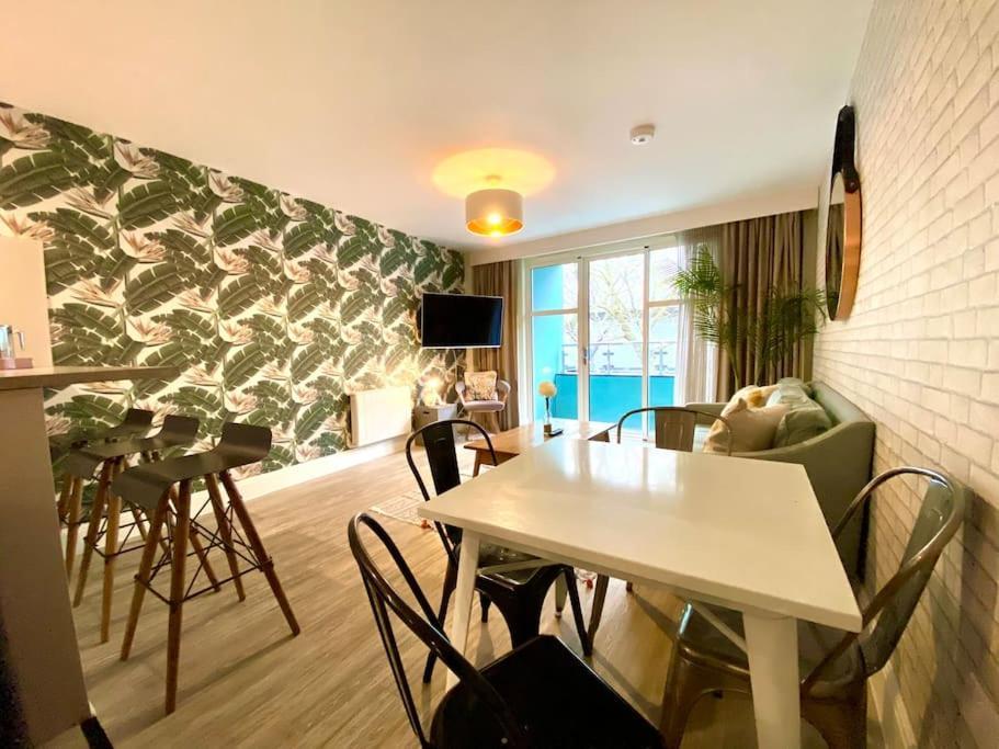 Quayside Haven: Stylish 2-bedroom Near Quay