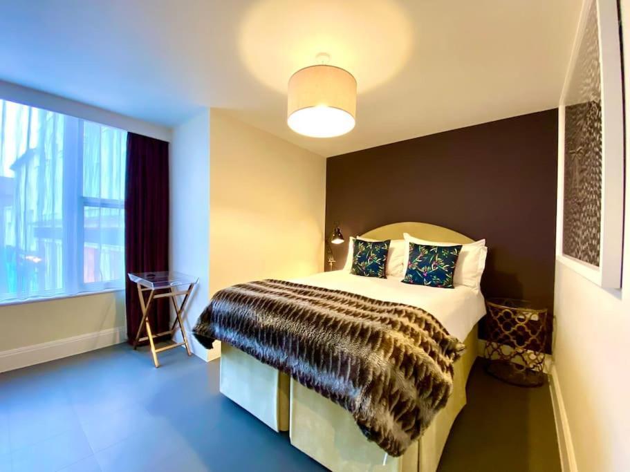 Quay Retreat: Stylish With Free Parking & Wi-fi Poole