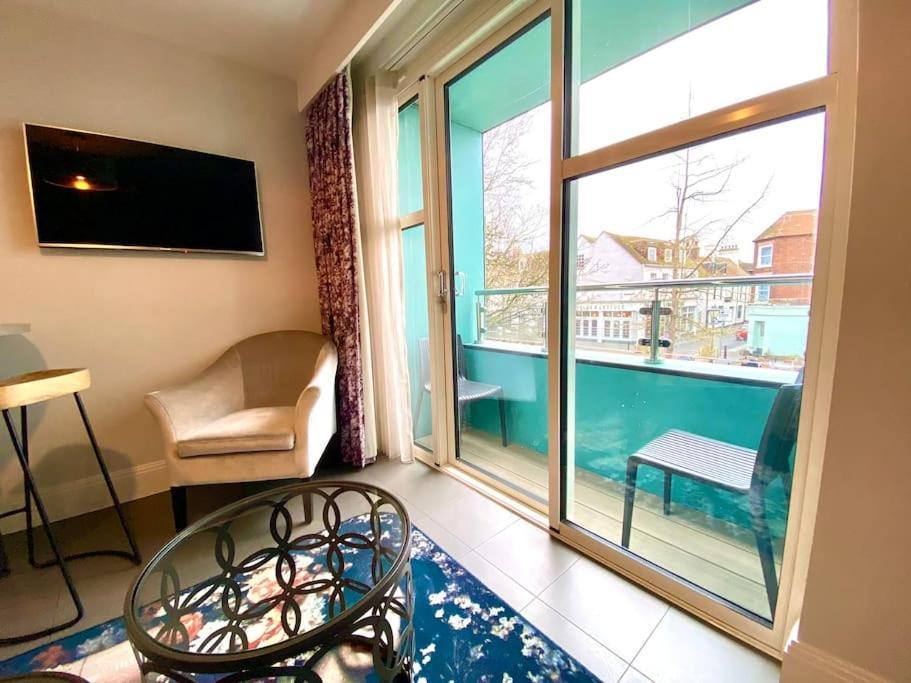 Quay Retreat: Stylish With Free Parking & Wi-fi