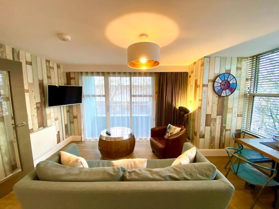 Apartment Quay Getaway: Elegant With Free Parking & Smart Tv *