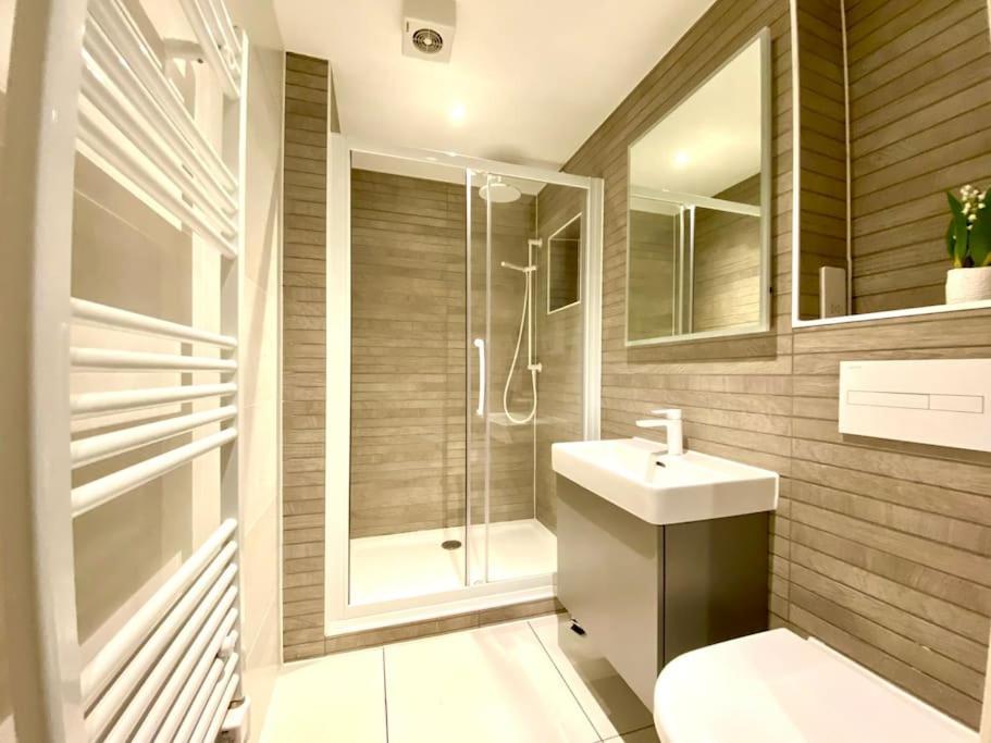 Apartment Quay Retreat: Stylish With Free Parking & Wi-fi *
