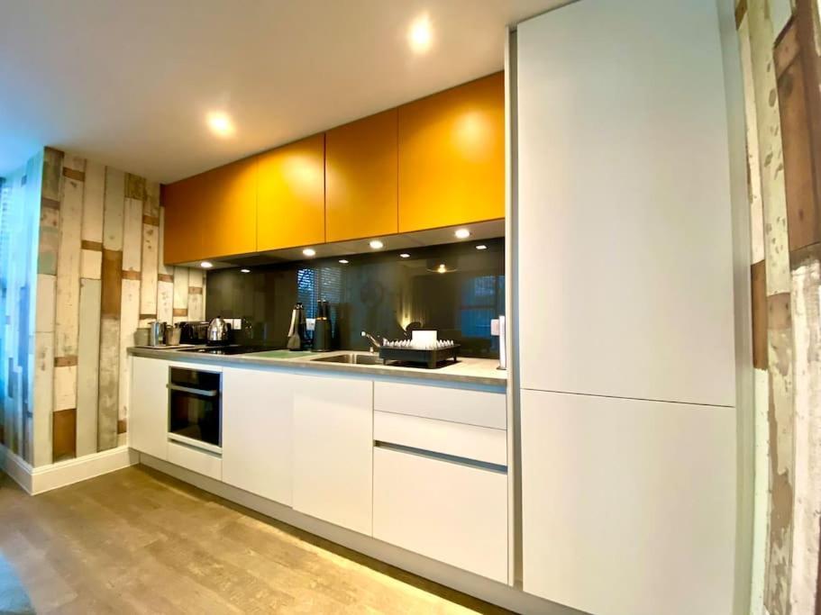 Apartment Quay Getaway: Elegant With Free Parking & Smart Tv