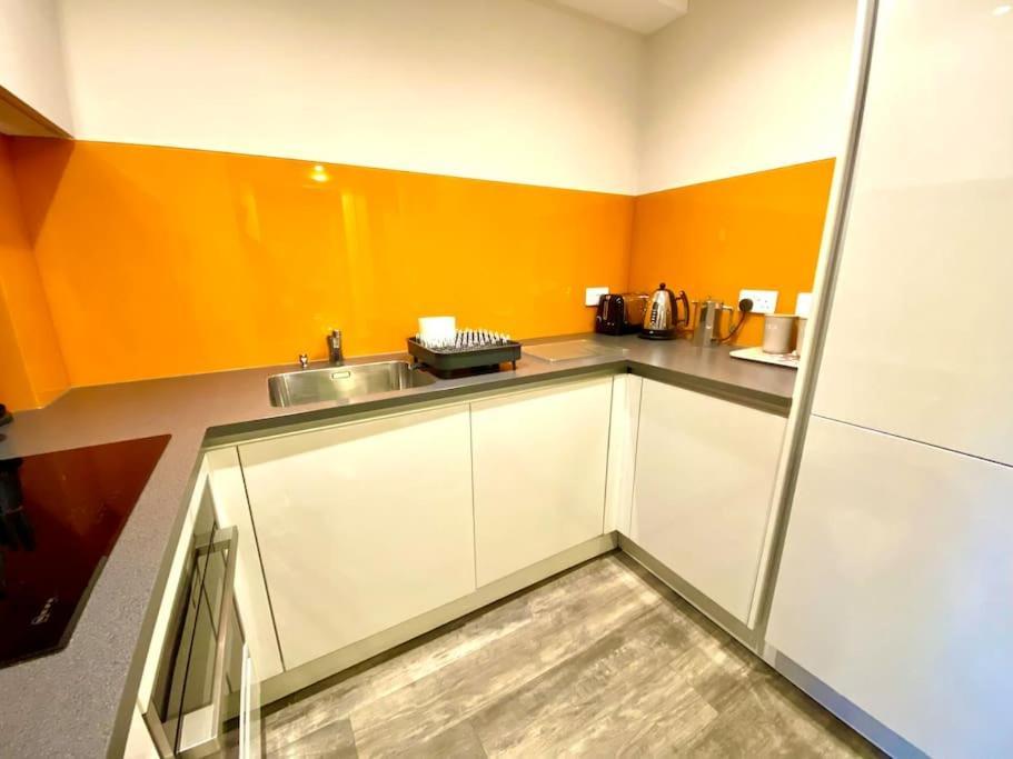 Quayside Studio: Luxe Near Quay Apartment *