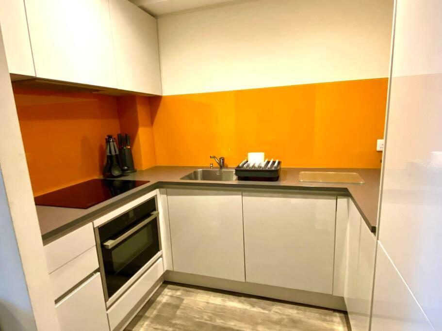 Quayside Studio: Luxe Near Quay Apartment *